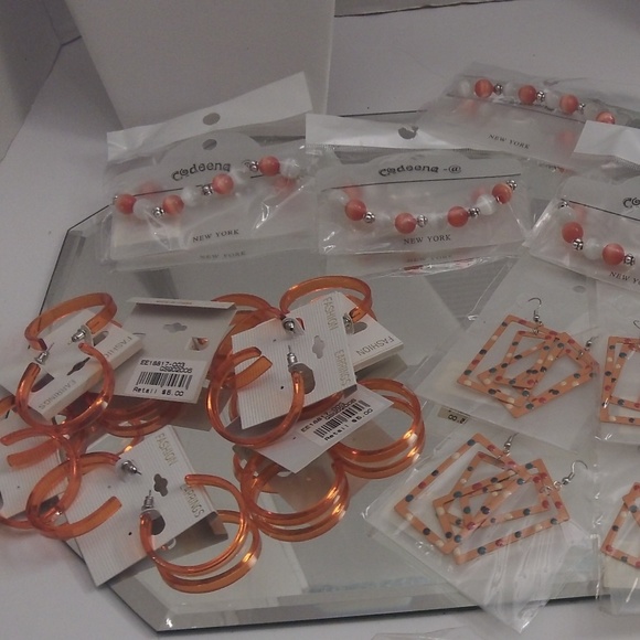 NWT HUGE LOT OF TRENDY EARRINGS & 6 BRACELETS - Picture 2 of 7